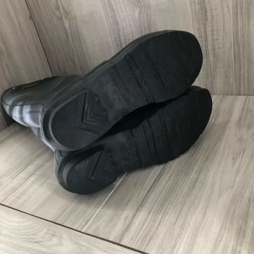 Hunter Boots Mens 7 Black Rubber Rain Shoes There is paint and no top strap